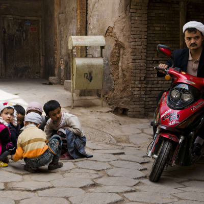Kuvassa on lapsia Kashgarin kadulla heinäkuussa 2009.