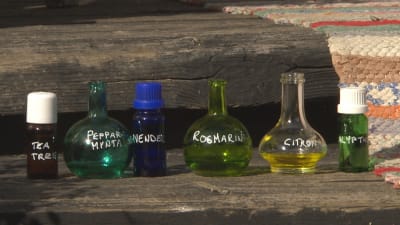 Flaskor i olika färger innehållande eteriska oljor.