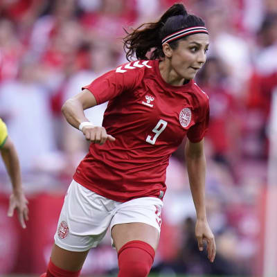 Danmarks Nadia Nadim med bollen mot Brasilien.