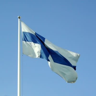 Finlands flagga mot en blå himmel