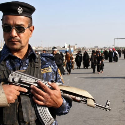 En irakisk polis övervakar shiitiska pilgrimer i november 2015