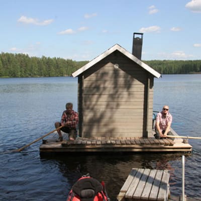 Kesä 2013, serkukset Jyri ja Jyrki lähdössä saunomaan Parkanon Käenkoskella Kaidoilla vesillä. Saunassa on kyllä paikka moottorille, mutta näin saunahien saa samalla vaivalla!