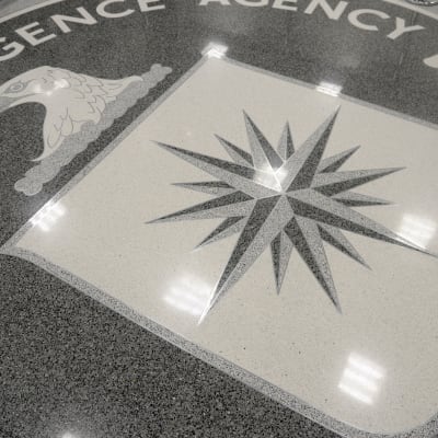 CIA:n tunnus on maalattu keskustiedustelupalvelun päämajan lattiaan Langleyssa Yhdysvalloissa. 