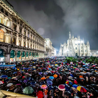 Tuhansia mielenosoittajia Milanon tuomiokirkon edustalla.