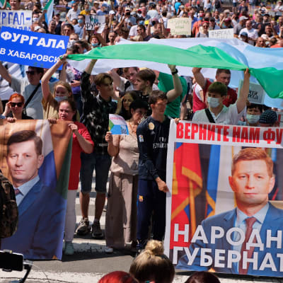 Mielenosoittajat pitelevät banderolleja joissa tekstiä ja Sergei Furgalin kuvia.