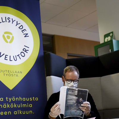 Asiakas Helsingin Työllisyyden palvelutorilla Pasilan TE-toimistossa.