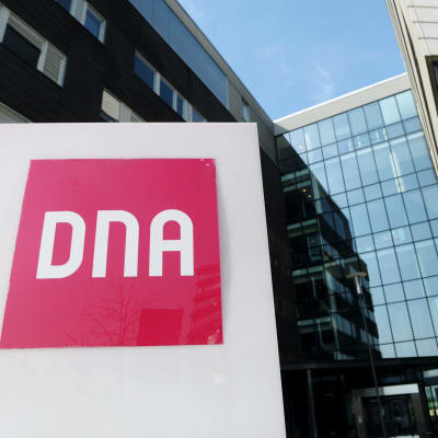 DNA:n logo DNA Talon ulkopuolella Helsingissä 25. huhtikuuta 2019.