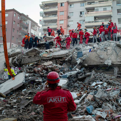 Pelastustyöntekijöitä maanjäristyksessä tuhoutuneen talon rauniolla Izmirissä.