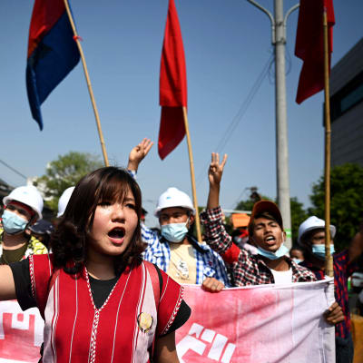 Mielenosoittajat marssivat Yangonissa.