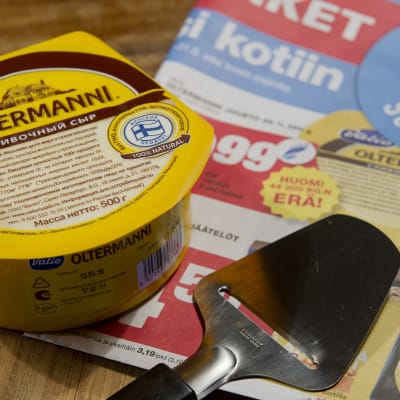 Oltermanni-juustopaketteja venäjänkielisillä etiketeillä.
