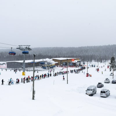 Laskettelijoita jonottamassa etelärinteillä Levin hiihtokeskuksessa Kittilässä 22. helmikuuta.