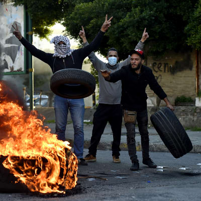 Mielenosoittajat polttavat auton renkaita Beirutissa, Libanonissa.