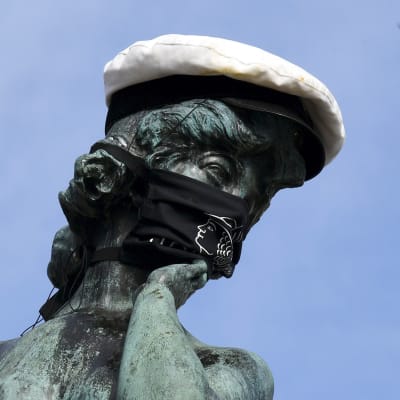 Valkolakin ja kasvomaskin saanut Havis Amandan patsas Helsingissä 20. huhtikuuta 2021.