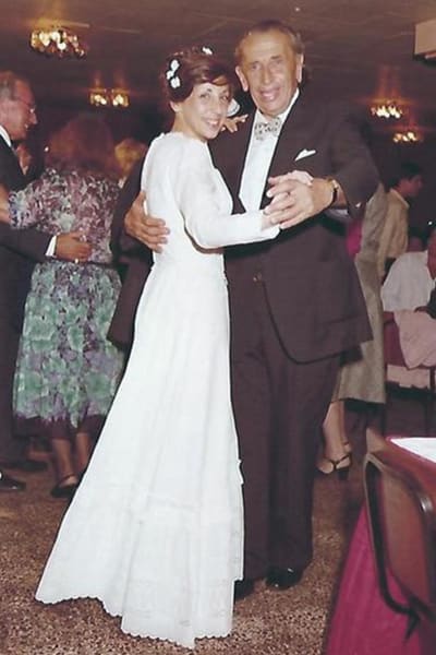 Georg Kollman dansar med sin i andra äktenskapet, bruden Orna Kollman-Grinberg.