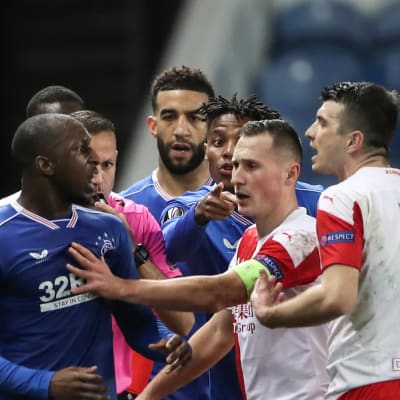 Fotbollsspelarna Glen Kamara och Ondrej Kudela grälar på fotbollsplanen.