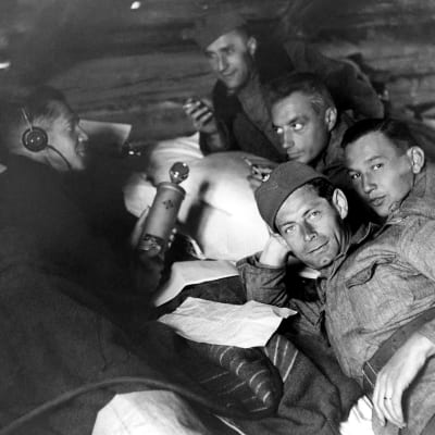  Aunuksen radio. Toimittajat Hugo Ahlberg ja Enzio Sevón haastattelevat sotilaita. Oikealla Teuvo Tulio ja Gunnar Johansson (1942).