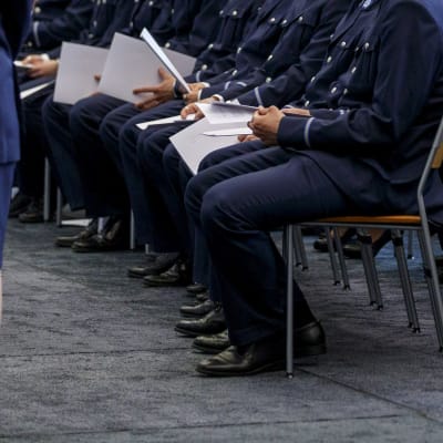 Studerande vid polisyrkeshögskolan avlägger polisens etiska ed.