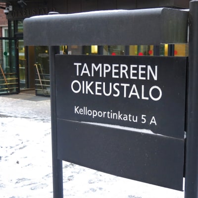 Tampereen oikeustalon kyltti