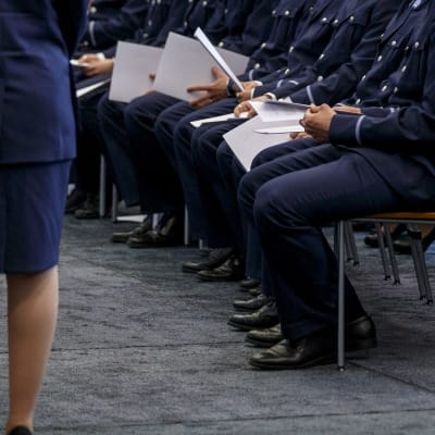 Studerande vid polisyrkeshögskolan avlägger polisens etiska ed.