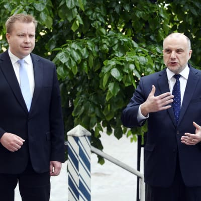 Viron puolustusministeri Juri Luik (oik.) tapasi Suomen puolustusministerin Antti Kaikkosen vierailullaan Helsingissä 9. kesäkuuta 2020.