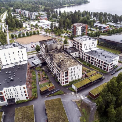 Tulipalon vaurioittama seniorikortteli ilmakuvassa Jyväskylässä 11. heinäkuuta 2020. 