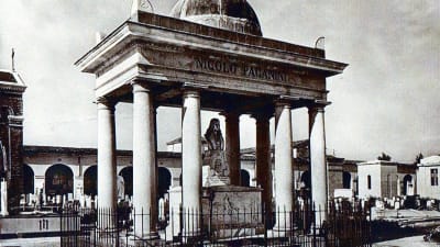 Niccolo Paganinis gravmonument