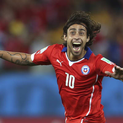 Jorge Valdivia gjorde 2-0 för Chile i premiärmatchen.