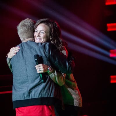 Elna Romberg kramar sin nya mentor Redrama i The Voice of Finland.