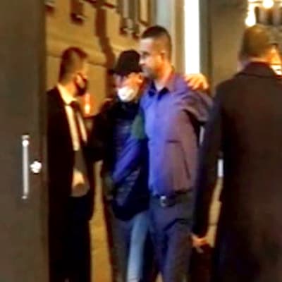 Ukrainan konsulia Aleksandr Sosonjukia pidätetään illalla, ympärillä FSB:n työntekijöitä maskeissa.