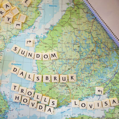 En karta över Finland med orterna Sundom, Dalsbruk, Trollshovda och Lovisa stavade med Alfapet-brickor.