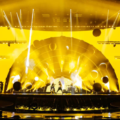 The Rasmus esiintyy keltahohtoisella euroviisu-lavalla.