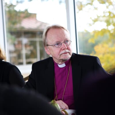 Arkkipiispa Kari Mäkinen istuu keskustelee pöydässä.