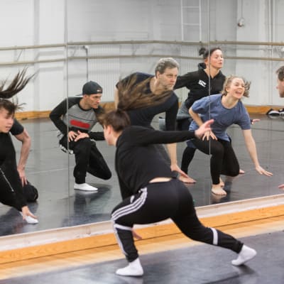 Svenske koreografekn Roine Söderlundh tränar tillsammans med dansare inför konserten Spegling, som äger rum 11.3.2017.