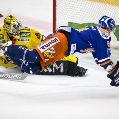 Juuso Riikola kaatoi Jukka Peltolan ottelun lopussa. Eero Kilpelä seurasi tilannetta taustalla.