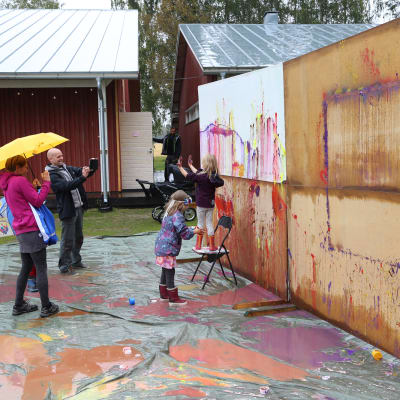 Så här såg det på Humlefestivalen 2016. Barn målar på en vägg.