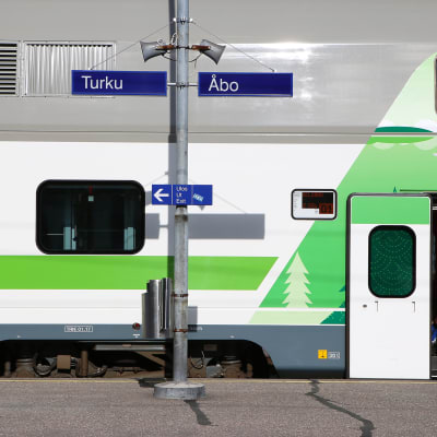 Juna odottaa lähtöä Turun rautatieasemalla.