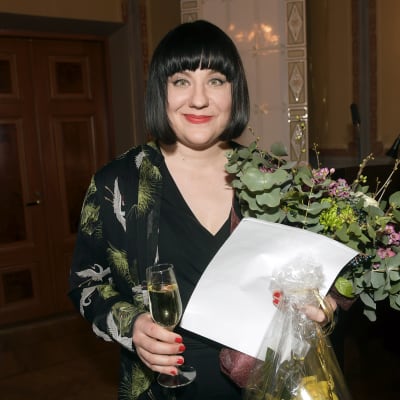 Kirjailija Marjo Niemi vastaanotti Runeberg-kirjallisuuspalkinnon romaanistaan Kaikkien menetysten äiti Porvoossa 5. helmikuuta