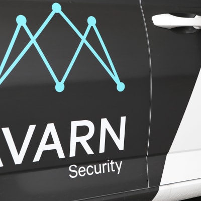 Avarn Securityn logo auton ovessa.