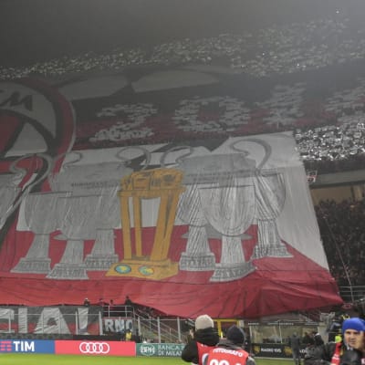 AC Milanin fanit kannustavat joukkuettansa