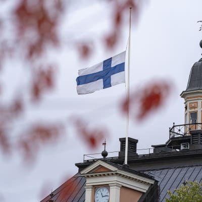 Kuopio koulusurma kaupungintalo suruliputus