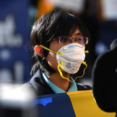 Hengitysmaskia käyttävä mielenosoittaja Hongkongissa.