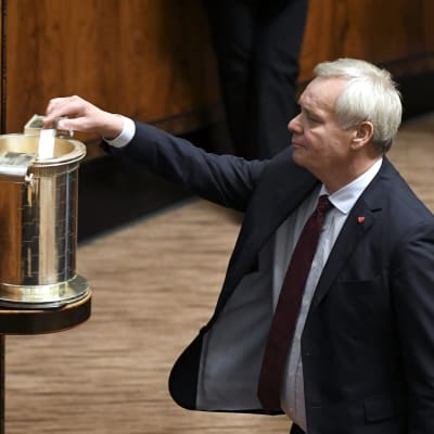 Pääministeri, SDP:n puheenjohtaja Antti Rinne lippuäänestyksessä eduskunnan täysistunnossa 4. lokakuuta 2019. 