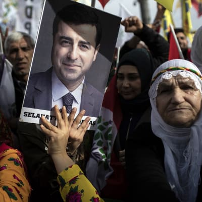 Kansan demokraattisen puolueen (HDP) kannattajat kantavat Selahattin Demirtasin kuvaa mielenosoituksessa 3. helmikuuta 2019.