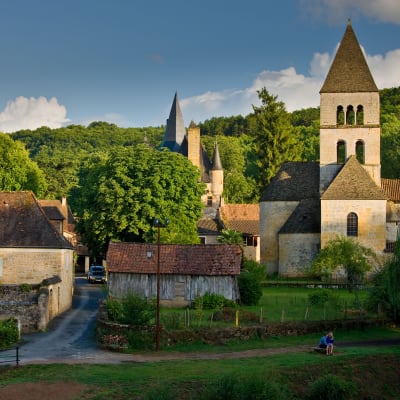 St Leon sur Vezeren kylä Dorgognessa Ranskassa.