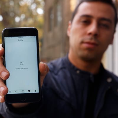 Iranilainen näyttää kuinka internet-sivustot eivät lataudu älypuhelimeen Teheranissa 17. marraskuuta..