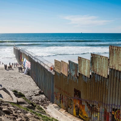 Ihmisiä ylittämässä USA:n ja Meksikon rajan Tijuanassa, Meksikossa.