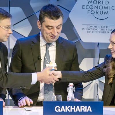 Valdis Dombrovskis , Giorgi Gakharia, Sanna Marin maailman talousfoorumissa Davosissa.