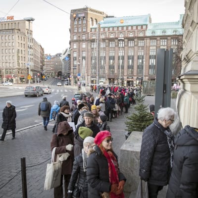 Ihmiset jonottavat Schjerfbeckin näyttelyyn Ateneumin edustalla.