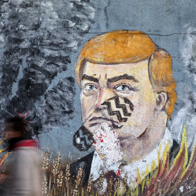 Trumpia esittävä seinämaalaus Gazassa.