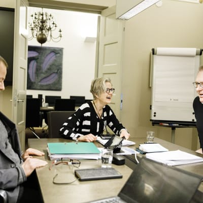Jyrki Hollmen, Vuokko Piekkala ja Petri Vanhala valtakunnansovittelijan toimistolla Helsingissä.
